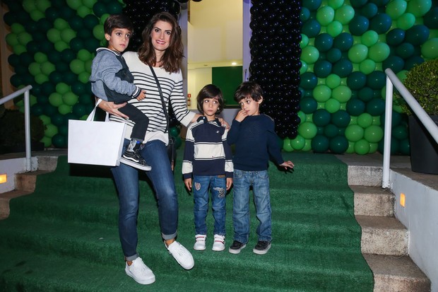 Isabella Fioretino com os filhos trigêmeos, Lorenzo, Nicholas e Bernardo (Foto: Manuela Scarpa/Brazil News)