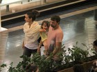 Marcelo Faria passeia com a família em shopping carioca