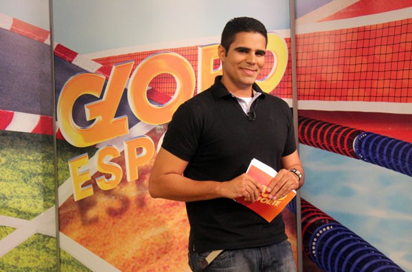 Jornalista Helder Vilela apresenta o Globo Esporte Piauí (Foto: Katylenin França)