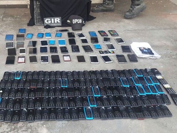 Bebedouro com 181 celulares foi deixado em penitenciária de Cuiabá (Foto: Sindspen/MT)