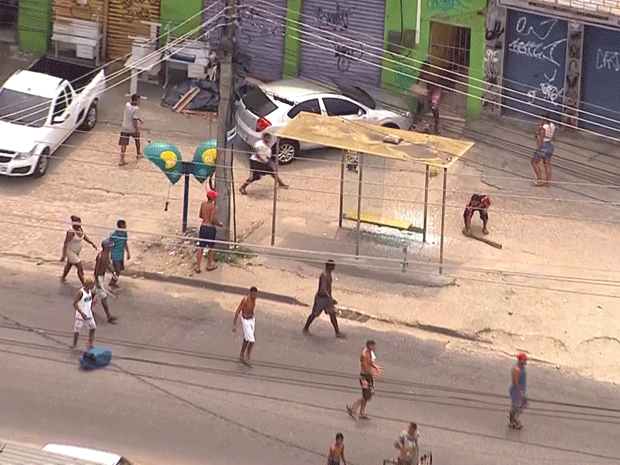 Moradores do Chapadão fazem protesto após criança ser baleada na comunidade (Foto: Reprodução / TV Globo)