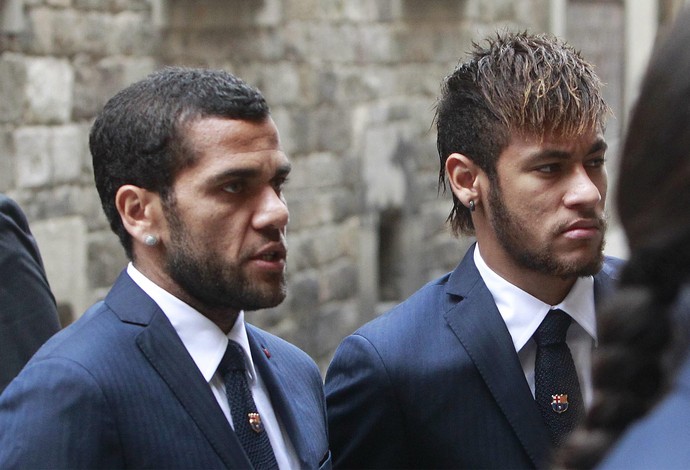 Daniel Alves e Neymar cerimonia Tito Vilanova (Foto: EFE)