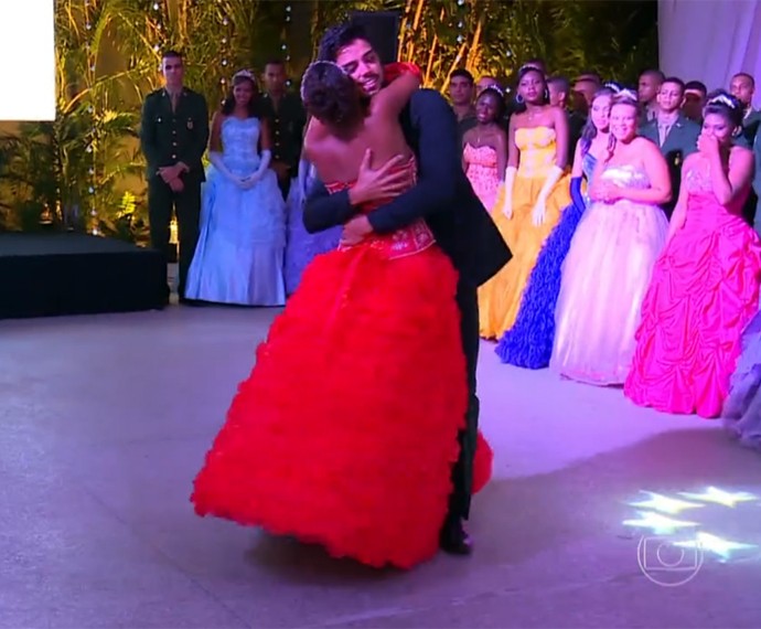 Rodrigo Simas dança valsa em baile de debutantes (Foto: TV Globo)