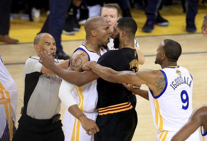 David West e Tristan Thompson brigam no Jogo 5 da final da NBA (Foto: Ronald Martinez / Getty Images)