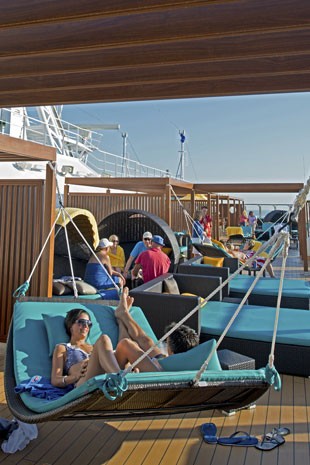 Espaço de relaxamento do navio Carnival Breeze (Foto: AP Photo/Carnival Cruise Lines, Andy Newman)