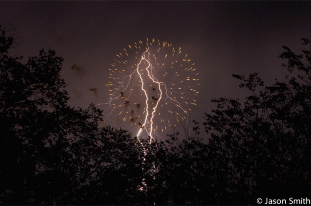 Tempestade de raios durante queima de fogos de 4 de julho nos EUA (Foto: Jason Smith)