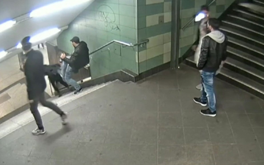 Vídeo mostra chocante momento em que mulher é agredida pelas costas e cai de escada em Berlim