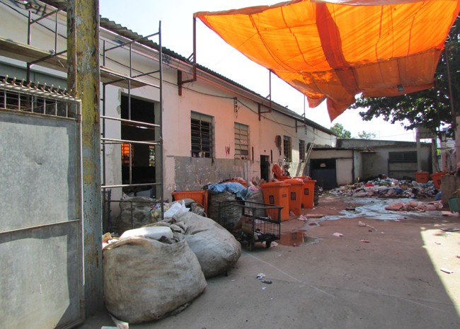 Produto químico despejado em pátio de central de Reciclagem de Bangu ainda não foi identificado (Foto: Janaína Carvalho / G1)