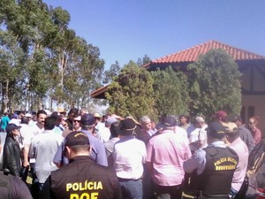 Fazendeiros e autoridades políticas se reuniram para debater conflito neste sábado, em Antônio João  (Foto: Leo Veras)