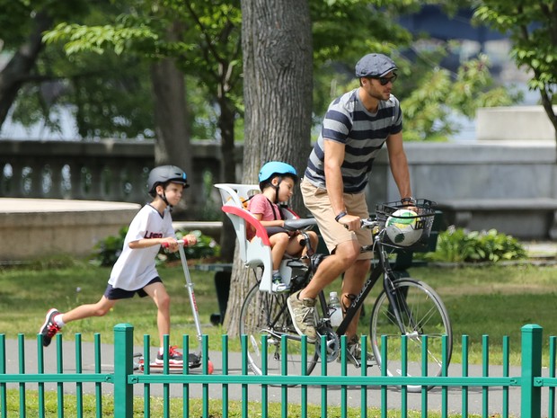 Tom Brady com os filhos em Boston, nos Estados Unidos (Foto: Grosby Group/ Agência)