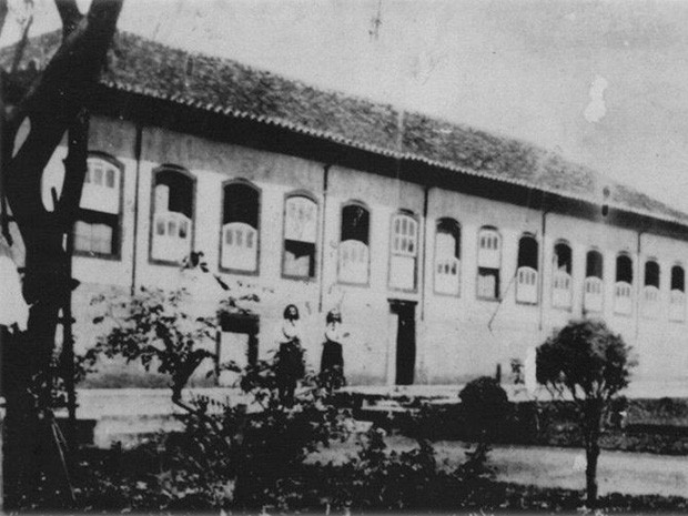 Casarão onde funcionou o Colégio Sacra Família e onde morou Padre Victor - foto de 1939 (Foto: Arquivo Secretaria de Cultura de Três Pontas)