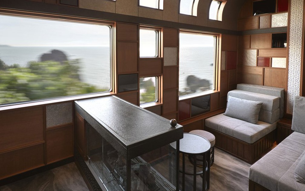 Com capacidade para apenas 34 passageiros, o que não falta no Shiki-shima é assento com vista boa (Foto: JR East)