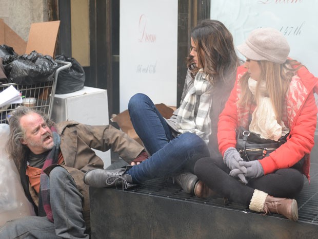 As duas levam um susto quando o mendigo desperta (Foto: Globo/Zé Paulo Cardeal)