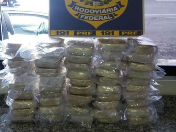 Droga estava escondida em um fundo falso de um carro (Foto: Divulgação/PRF) Droga estava escondida em um fundo falso de um carro (Foto: Divulgação/PRF)