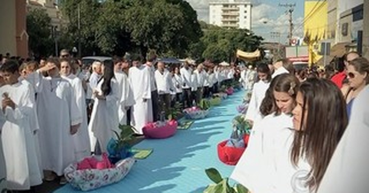 Ibitinga enfeita ruas para Corpus Christi com bordados - Globo.com