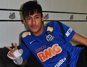 Neymar punho Santos (Foto: Helena Passarelli/Site Oficial Neymar)
