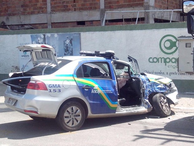 G Caminh O Invade Cruzamento E Atinge Viatura Da Guarda Municipal