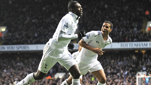 Adebayor comemora gol do Tottenham contra o Reading (Foto: Agência AFP)