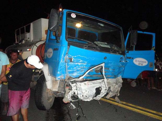Porta de carro de passeio ficou "colada" em frente de caminhão após colisão (Foto: Edvaldo Alves/ Liberdadenews.br)
