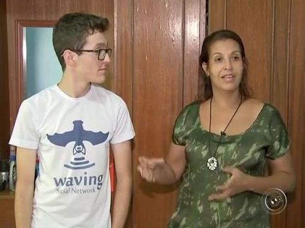 Mãe incentiva o estudante de Ibitinga (Foto: Reprodução / TV TEM)