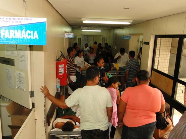 Pacientes superlotam corredores do Pronto-Socorro Clóvis Sarinho, em Natal (Foto: Ricardo Araújo/G1)