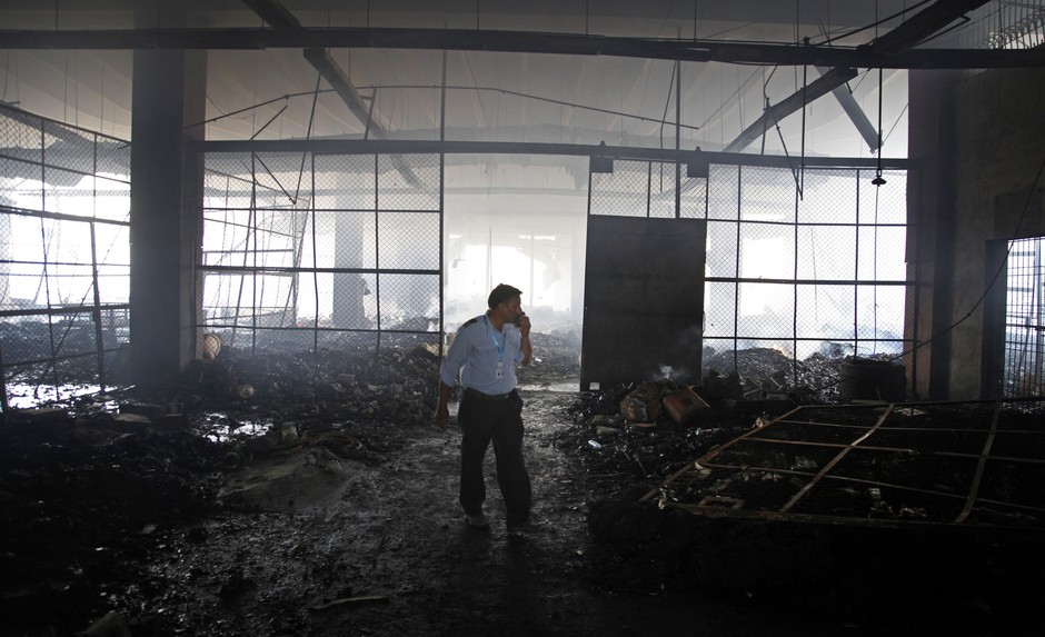 Funcionário observa o interior do aeroporto internacional de Karachi, no Paquistão, onde bombas foram explodidas na segunda-feira (9) por talebans