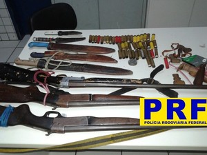 Armas e cartuchos foram apreendidos com os dois suspeitos no Piauí (Fot Divulgação/PRF)