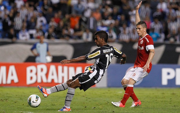 Cidinho, Botafogo x Internacional (Foto: Wagner Meier / AGIF)