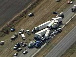 Imagem aérea mostra veículos batidos na Interestadual 10, no Texas.  (Foto: Click2houston.com / Via AP Photo)