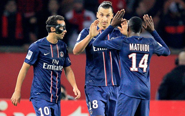 Nenê comemora gol do PSG com Ibrahimovic contra o Troyes (Foto: Reuters)