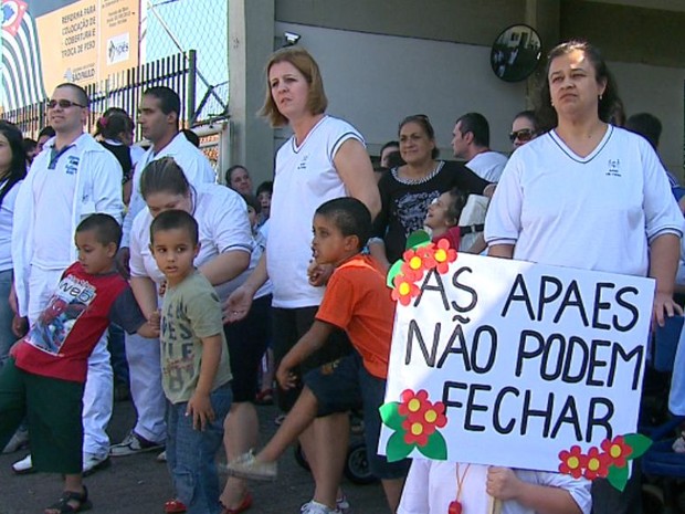 Manifestação reuniu funcionários e alunos da Apae em São Carlos (Foto: Felipe Lazzarotto/ EPTV) Manifestação reuniu funcionários e alunos da Apae em São Carlos (Foto: Felipe Lazzarotto/ EPTV)