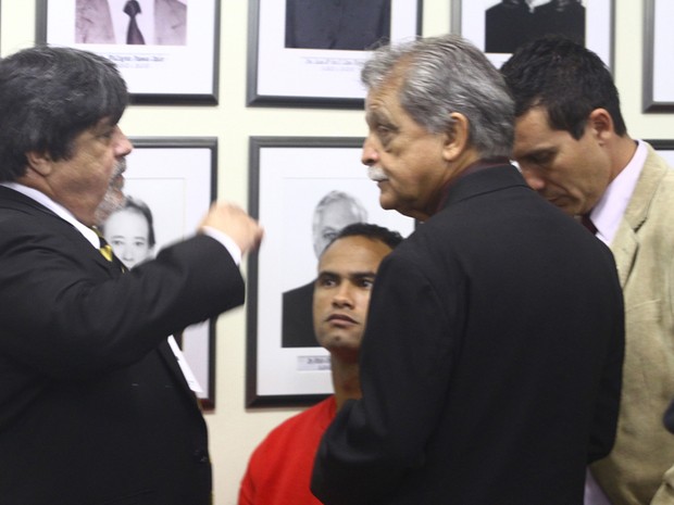 21.nov.2012 - Bruno conversa com advogados antes do início da sessão do terceiro dia de julgamento (Foto: Maurício Vieira/G1)