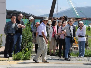 Guia voluntária leva turistas para conhecer Rikuzentakata  (Foto: Toru Yamanak/AFP)