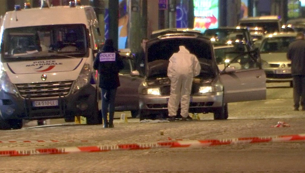 Polícia inspeciona o carro usado pelo agressor que disparou contra policiais na avenida Champs-Élysées, em Paris, na noite desta quinta-feira (20) (Foto: REUTERS/Reuters Tv) Polícia inspeciona o carro usado pelo agressor que disparou contra policiais na avenida Champs-Élysées, em Paris, na noite desta quinta-feira (20) (Foto: REUTERS/Reuters Tv)
