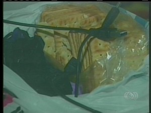 Polícia encontra carregadores de celular dentro de biscoitos levados por advogado para cliente preso em Gurupi (Foto: Reprodução/TV Anhanguera TO) Polícia encontra carregadores de celular dentro de biscoitos levados por advogado para cliente preso em Gurupi (Foto: Reprodução/TV Anhanguera TO)