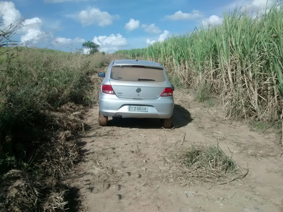 Carro de Denise foi encontrado abandonado em canavial (Foto: Edijan Del Santo/EPTV)