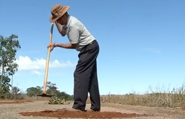 Voluntários da cidade de Cumari realizam operação para tapar buracos Goiás (Foto: Reprodução/TV Anhanguera)