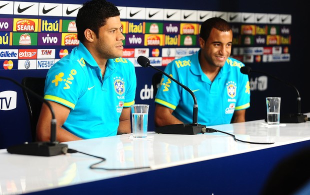 Hulk e Arouca, Seleção Brasileira (Foto: Marcos Ribolli / GLOBOESPORTE.COM)