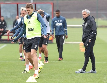 José Mourinho no treino do Manchester United (Foto: Reprodução site oficial do Manchester United)