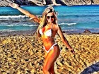 Veridiana Freitas posa de biquininho em dia de praia
