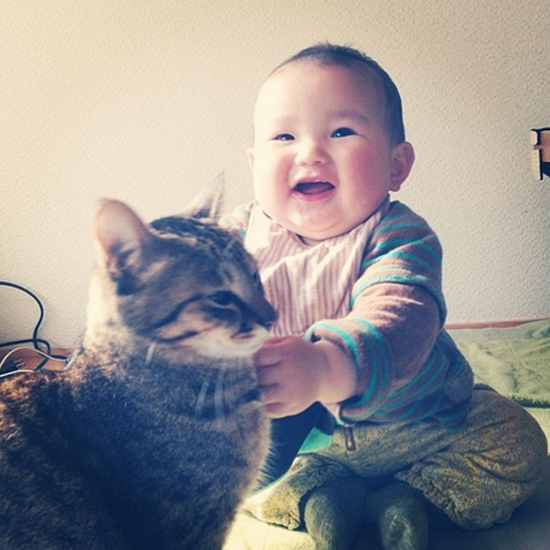 Bebê japonês e seu gato de estimação (Foto: Reprodução / Instagram @makicocomo)
