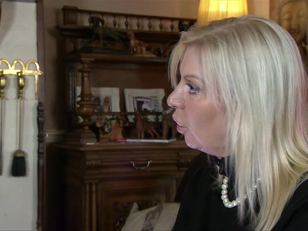 Mulher não consegue fechar os olhos para dormir (Foto: BBC Brasil)