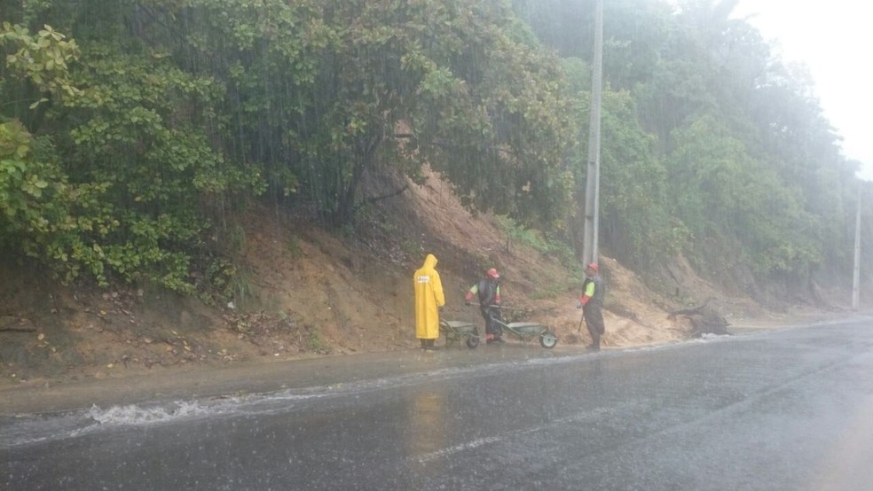Em outro ponto da Leste-Oeste, agentes de limpeza tentam desobstruir calçada, que ficou tomada pelo barro (Foto: Cau Rodrigues/G1) Em outro ponto da Leste-Oeste, agentes de limpeza tentam desobstruir calçada, que ficou tomada pelo barro (Foto: Cau Rodrigues/G1)