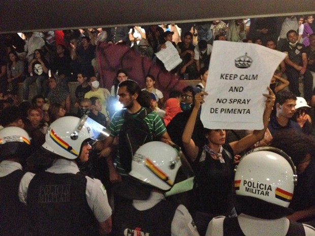 Manifestantes concentrados na entrada do Congresso (Foto: Fabiano Costa / G1)