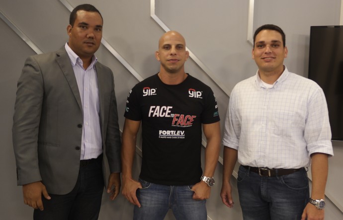 Lutador de MMA Alex Gazé Alex Gazé veio ao Espírito Santo acompanhado por Humberto Figueiredo e Victor Estruc, membros do staff do "Face to Face" (Foto: Richard Pinheiro/GloboEsporte.com)