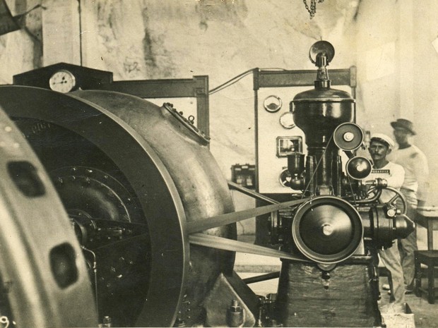 Homens trabalham na sala de máquina de Angiquinho, primeira usina hidrelétrica do Nordeste (Foto: Arquivo Fundeg)