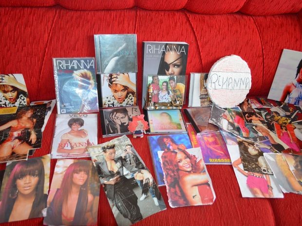 Coleção de Tiago com CDs, DVDs e livros de Rihanna (Foto: Fredson Navarro / G1)