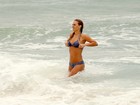 Carolina Dieckmann exibe ótima forma de biquíni na praia