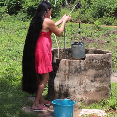 Rosilene Rodrigues ainda faz as tarefas domésticas como tirá água do poço.   (Foto: Gilcilene Araújo/G1)