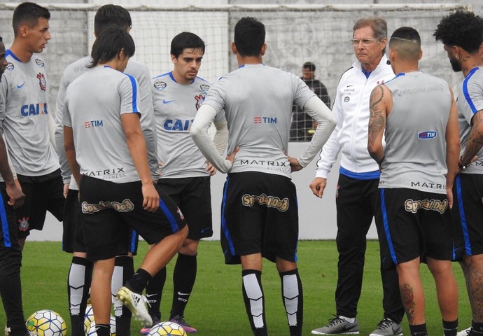 Conversa e mão na massa: o primeiro dia de Oswaldo no Corinthians
